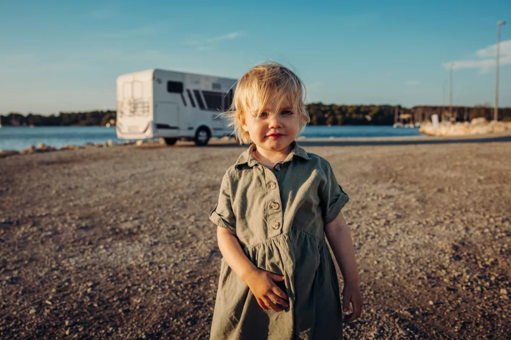 Little girl with the Carado T457